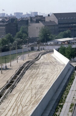 Bernauer Straße 1-50 oder Als uns die Haustür zugenagelt wurde (1981)