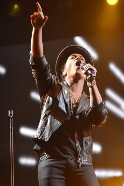 Bruno Mars - BBC Radio 1's Big Weekend 2013 Derry-Londonderry (2013) Bruno Mars - BBC Radio 1's Big Weekend 2013 Derry-Londonderry (2013)