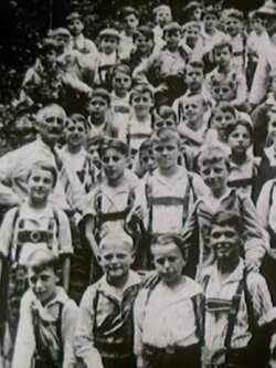 Eine Volksschulklasse der Zwanziger Jahre (1970) Eine Volksschulklasse der Zwanziger Jahre (1970)