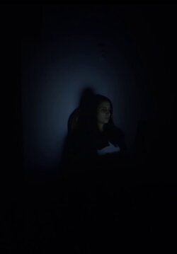 În care eroina se ascunde și apoi are parte de o întâlnire neașteptată (2015) În care eroina se ascunde și apoi are parte de o întâlnire neașteptată (2015)