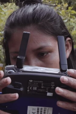 Mensageiras da Amazônia: Jovens Munduruku Usam Drone e Celular para Resistir às Invasões (2022) Mensageiras da Amazônia: Jovens Munduruku Usam Drone e Celular para Resistir às Invasões (2022)