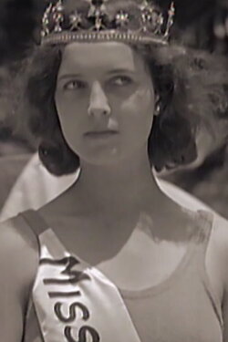 Miss Universe 1929 - Lisl Goldarbeiter. A Queen in Wien (2006) Miss Universe 1929 - Lisl Goldarbeiter. A Queen in Wien (2006)