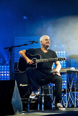 Pino Daniele - Tutta N'ata Storia - Vai Mo' - Live in Napoli (2013) Pino Daniele - Tutta N'ata Storia - Vai Mo' - Live in Napoli (2013)