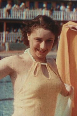 Swimwear show at the Molitor swimming pool (1937) Swimwear show at the Molitor swimming pool (1937)