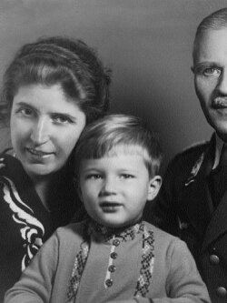 Waffenstillstand - Mein Sommer '45 in Dresden (2020) Waffenstillstand - Mein Sommer '45 in Dresden (2020)