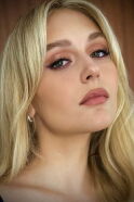 Alyvia Alyn Lind