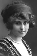 Carola Toelle