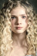 Elena Kampouris