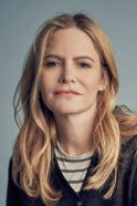 Jennifer Jason Leigh