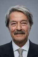Kadir İnanır