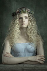 Elena Kampouris