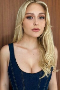 Alyvia Alyn Lind