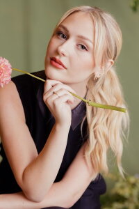 Alyvia Alyn Lind