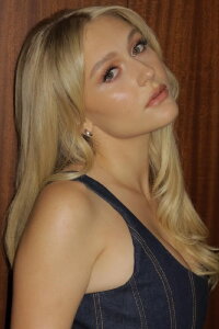 Alyvia Alyn Lind