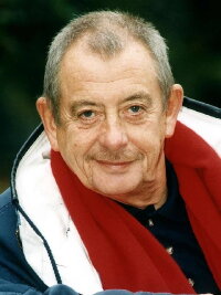 Derek Fowlds