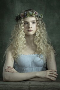 Elena Kampouris