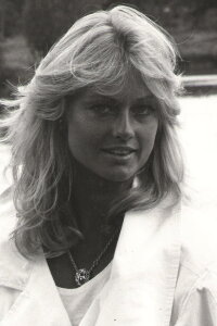Mary Stavin