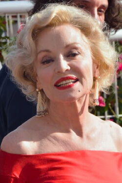 Caroline Silhol