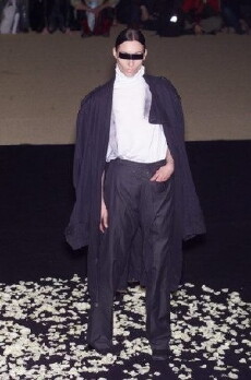 Martin Margiela Fashion Show Spring Summer 2001 (2001) - Stream Online